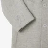 Abrigo de lana con diseño en V y doble botonadura para hombre
