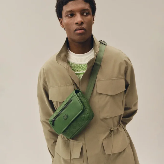 Bolso bandolera de cuero con monograma mini