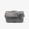 Bolso pequeño de piel con solapa y monograma