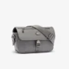 Bolso pequeño de piel con solapa y monograma