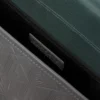 Bolso pequeño de piel con solapa y monograma