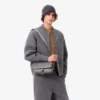 Bolso pequeño de piel con solapa y monograma