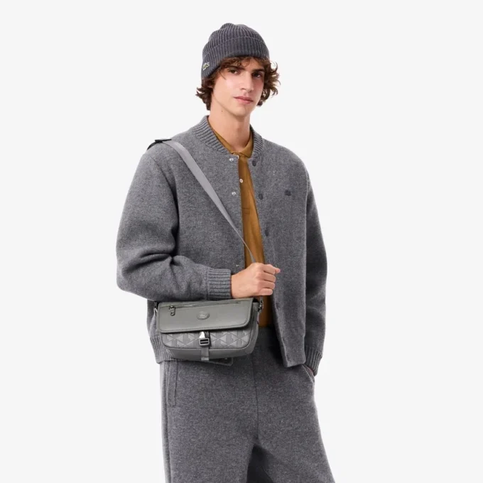 Bolso pequeño de piel con solapa y monograma