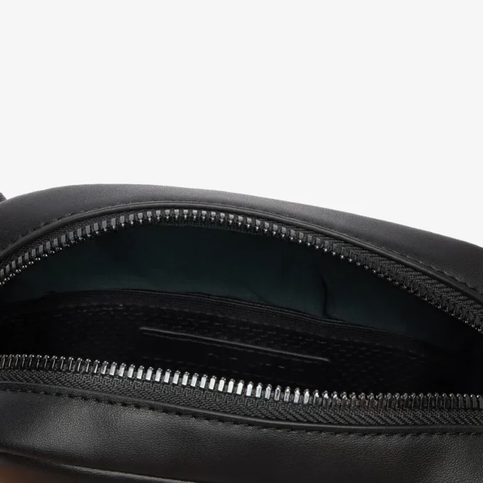 Bolso tipo cartera con monograma