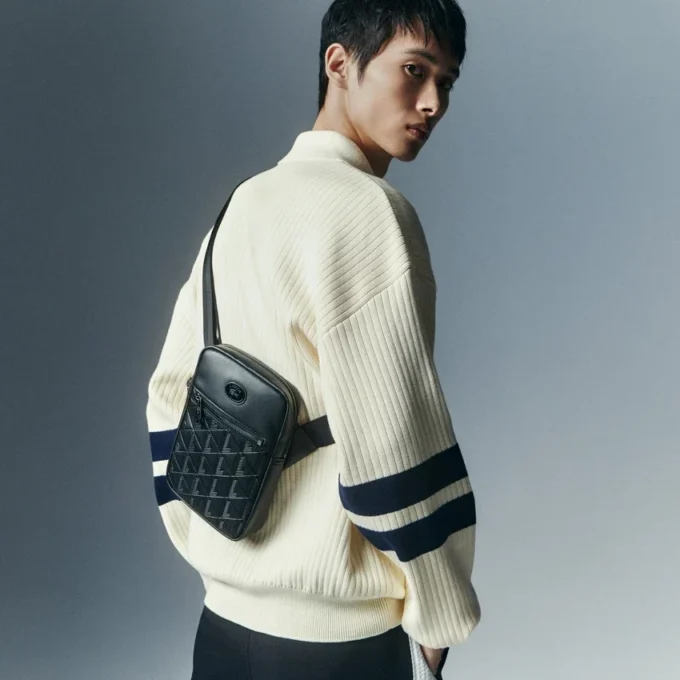 Bolso tipo cartera con monograma