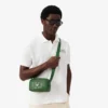 Bolso vertical de cuero con monograma