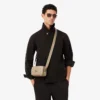 Bolso vertical de cuero con monograma