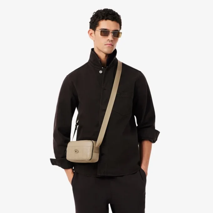 Bolso vertical de cuero con monograma