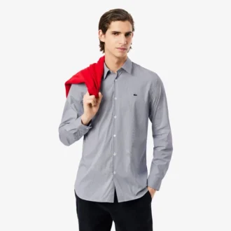 Camisa de hombre de corte entallado, a rayas y elástica, con botones