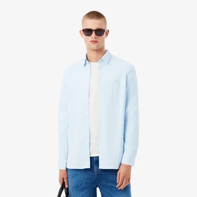 Camisa de hombre de corte entallado, a rayas y elástica, con botones