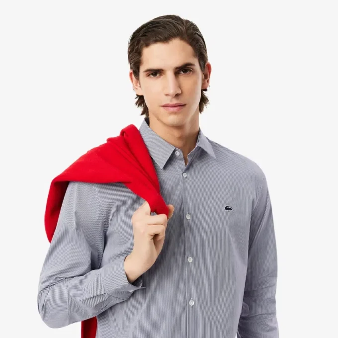 Camisa de hombre de corte entallado, a rayas y elástica, con botones