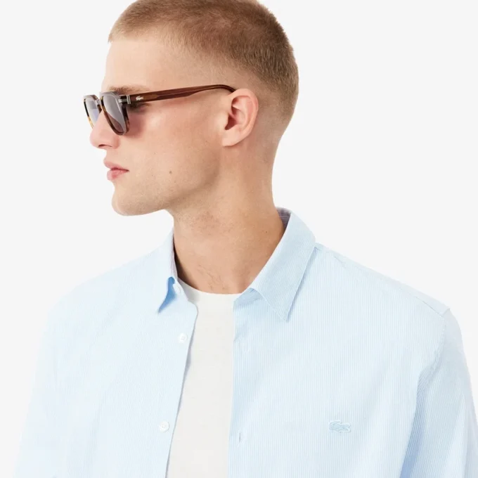 Camisa de hombre de corte entallado, a rayas y elástica, con botones