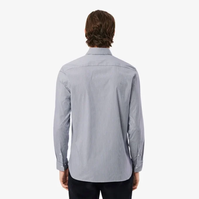 Camisa de hombre de corte entallado, a rayas y elástica, con botones