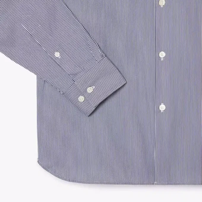 Camisa de hombre de corte entallado, a rayas y elástica, con botones
