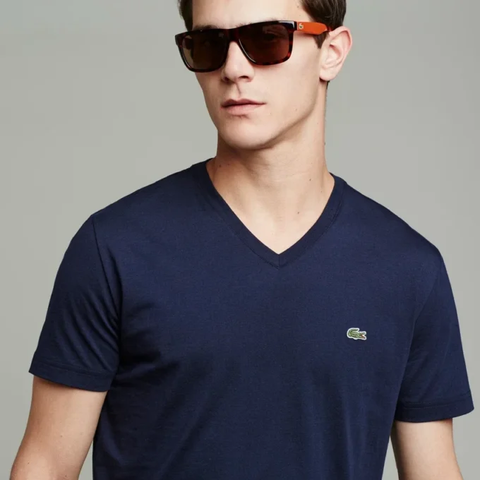 Camiseta con cuello en V de algodón Pima