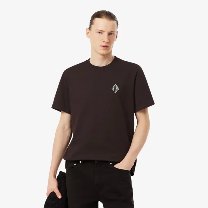 Camiseta de corte clásico con detalle de insignia grande