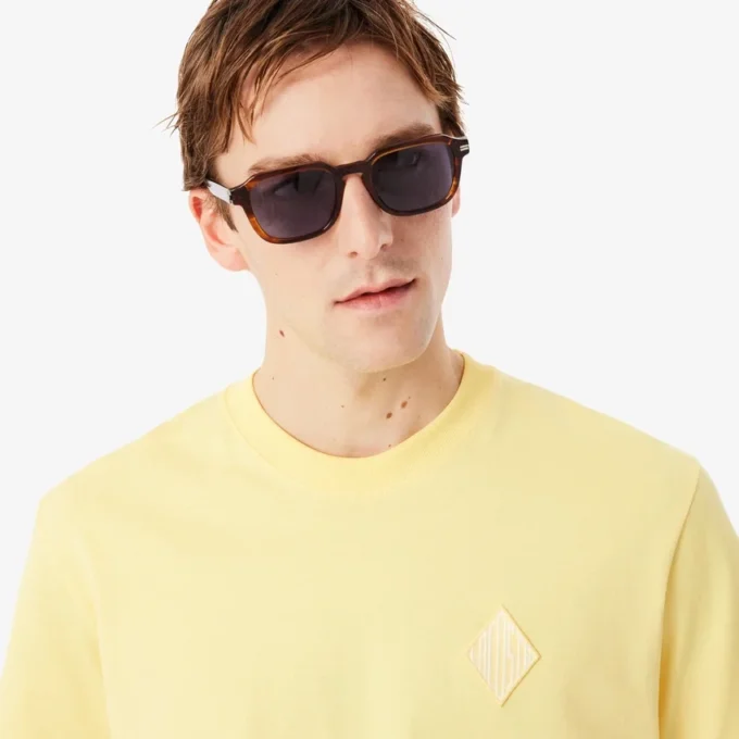 Camiseta de corte clásico con detalle de insignia grande