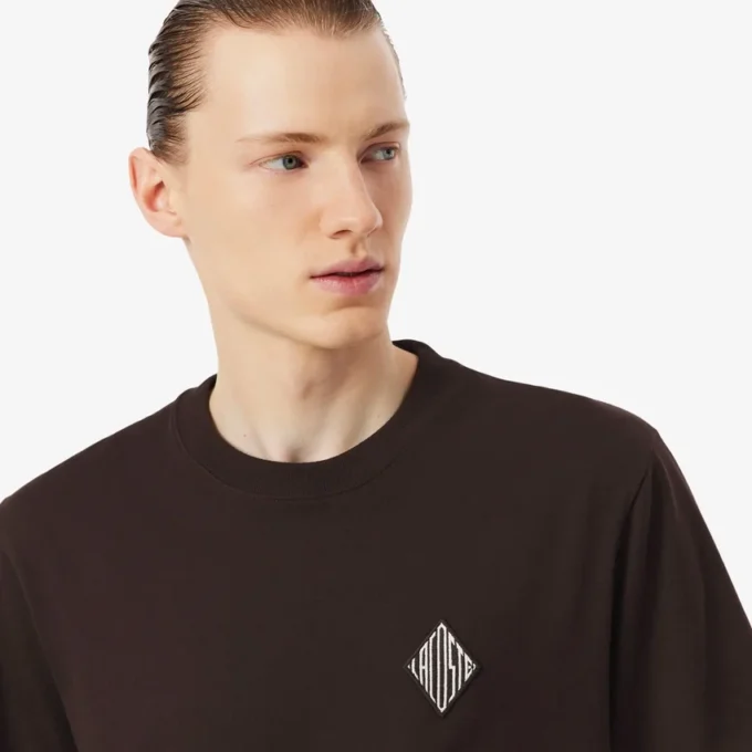 Camiseta de corte clásico con detalle de insignia grande