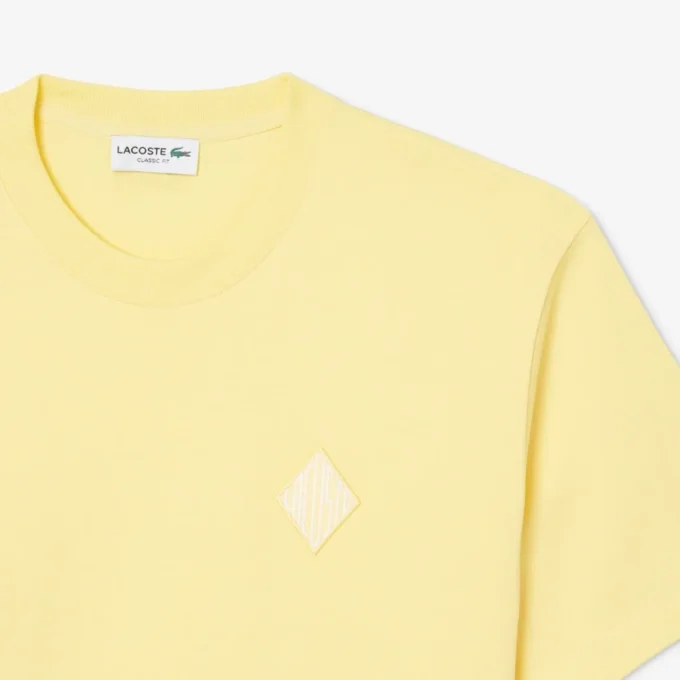 Camiseta de corte clásico con detalle de insignia grande