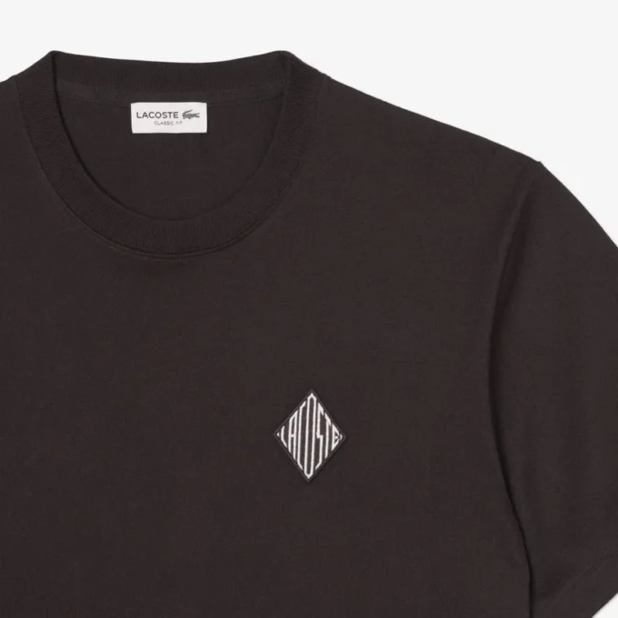 Camiseta de corte clásico con detalle de insignia grande