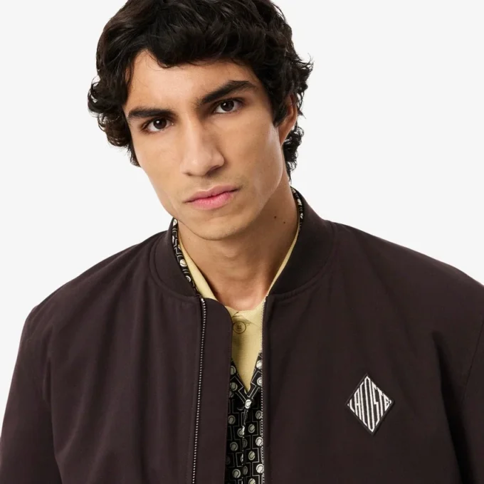 Chaqueta bomber retro con insignia y repelente al agua