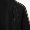 Chaqueta con cremallera resistente al agua y detalles en contraste para hombre