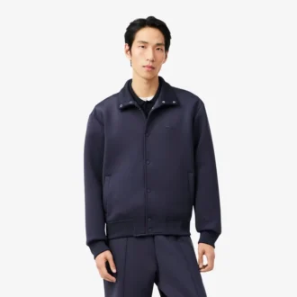 Chaqueta con cuello alto y bordado característico