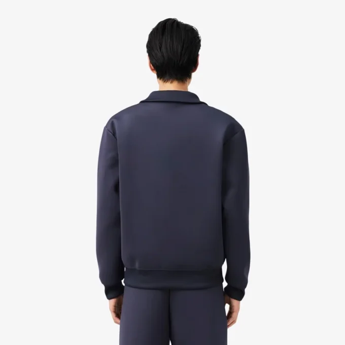 Chaqueta con cuello alto y bordado característico