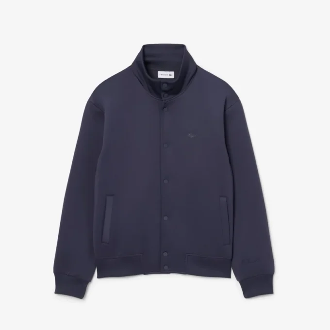 Chaqueta con cuello alto y bordado característico
