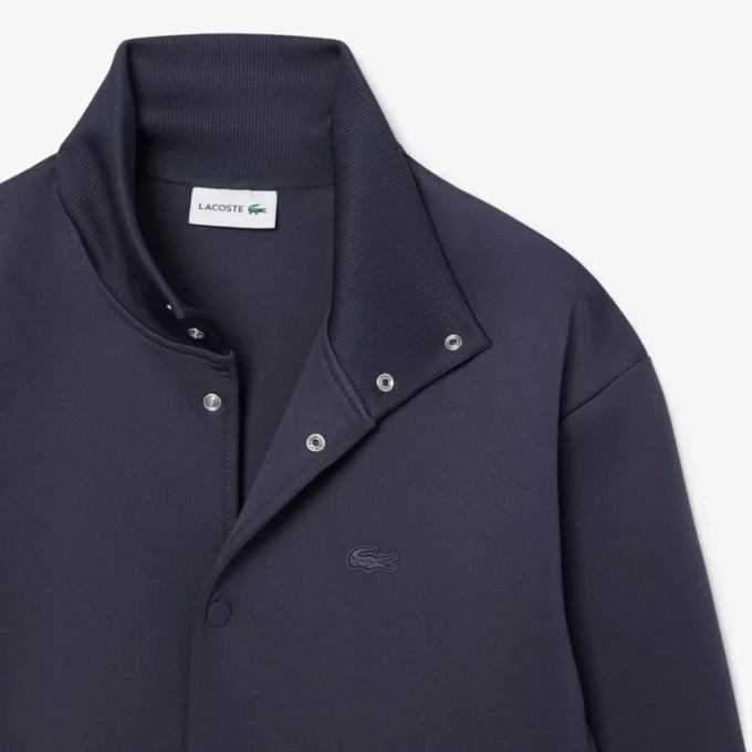 Chaqueta con cuello alto y bordado característico