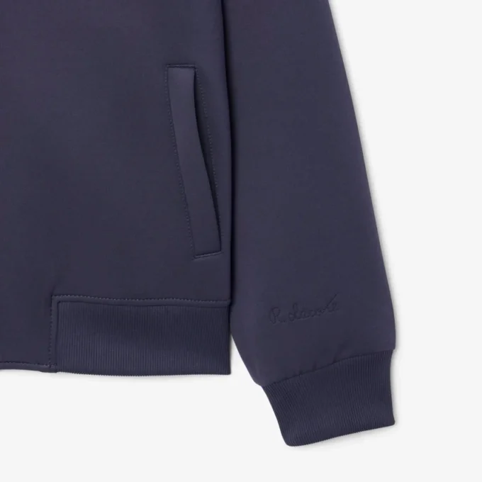 Chaqueta con cuello alto y bordado característico