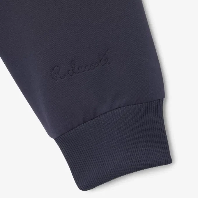 Chaqueta con cuello alto y bordado característico