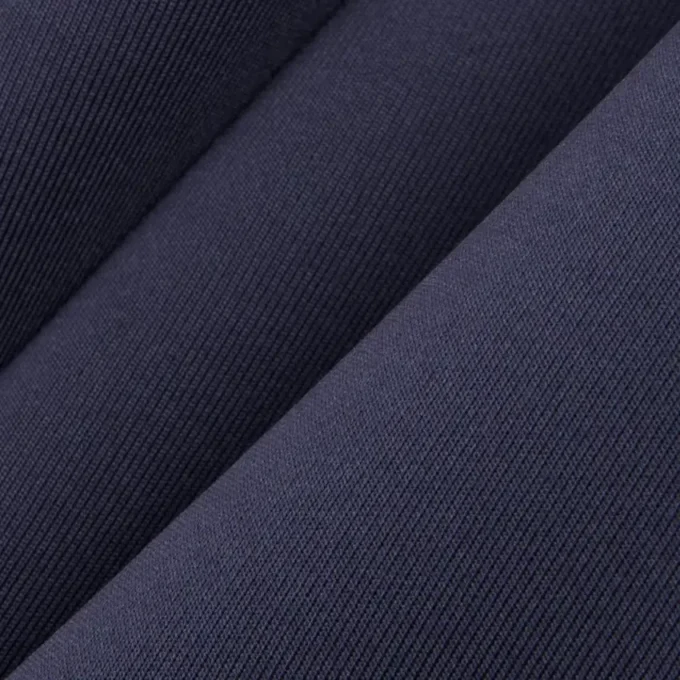 Chaqueta con cuello alto y bordado característico