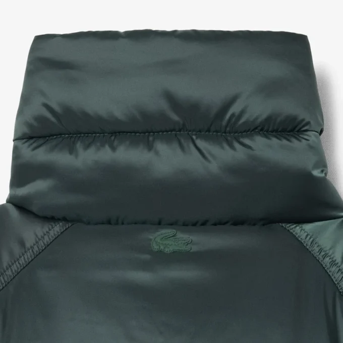Chaqueta larga acolchada iridiscente de la pasarela