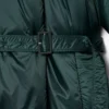 Chaqueta larga acolchada iridiscente de la pasarela