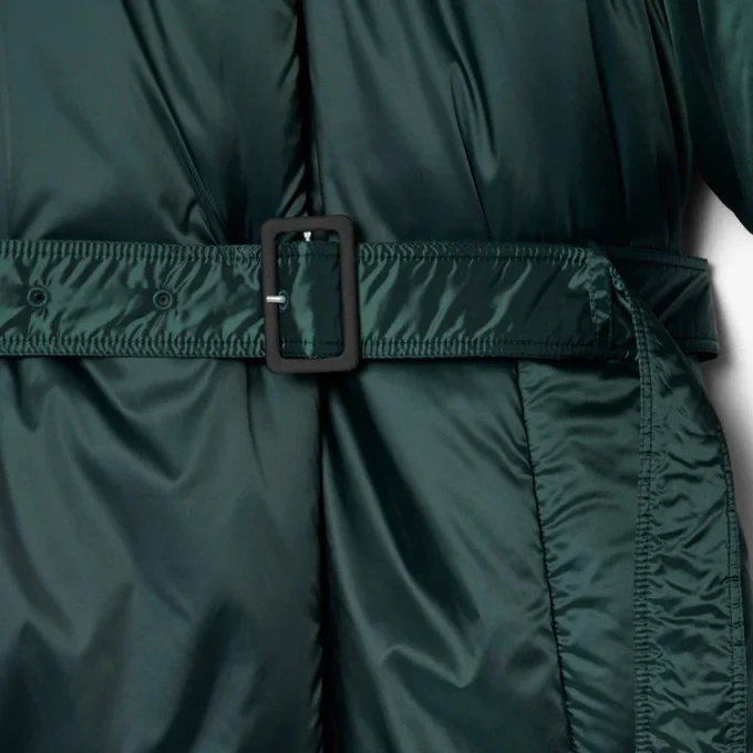 Chaqueta larga acolchada iridiscente de la pasarela