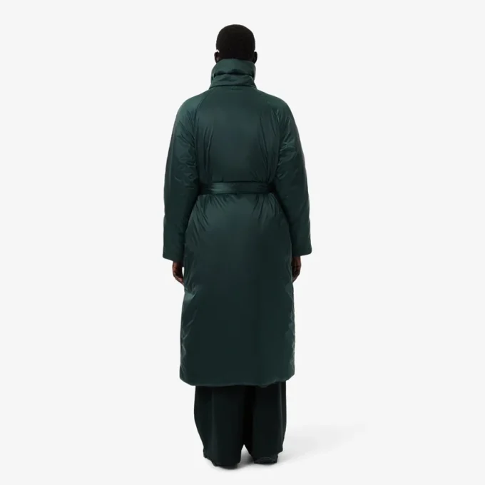 Chaqueta larga acolchada iridiscente de la pasarela