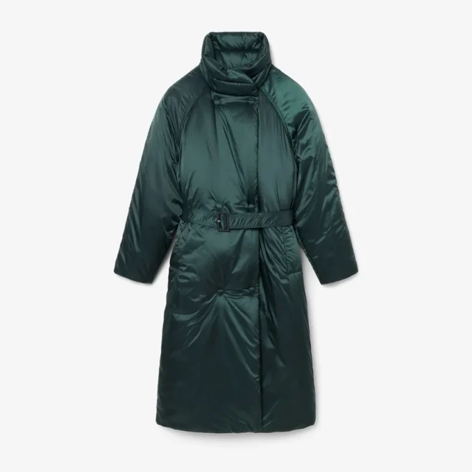 Chaqueta larga acolchada iridiscente de la pasarela