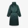 Chaqueta larga acolchada iridiscente de la pasarela