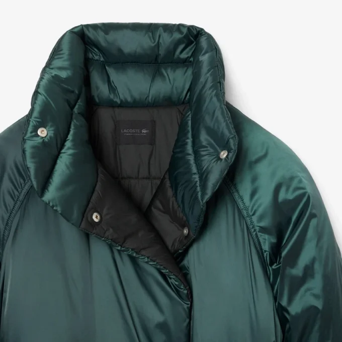 Chaqueta larga acolchada iridiscente de la pasarela