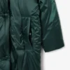 Chaqueta larga acolchada iridiscente de la pasarela