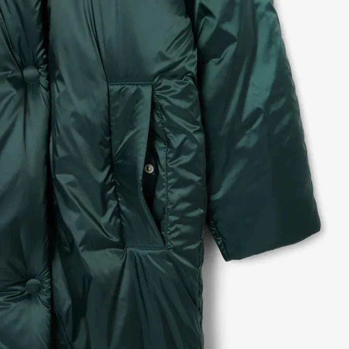 Chaqueta larga acolchada iridiscente de la pasarela