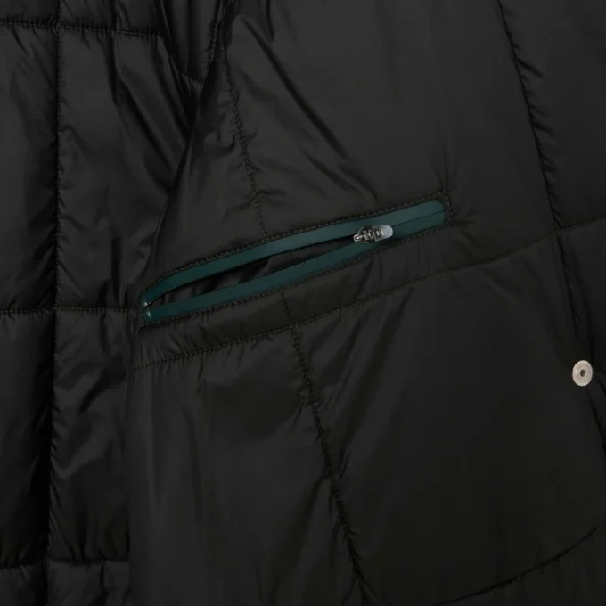 Chaqueta larga acolchada iridiscente de la pasarela