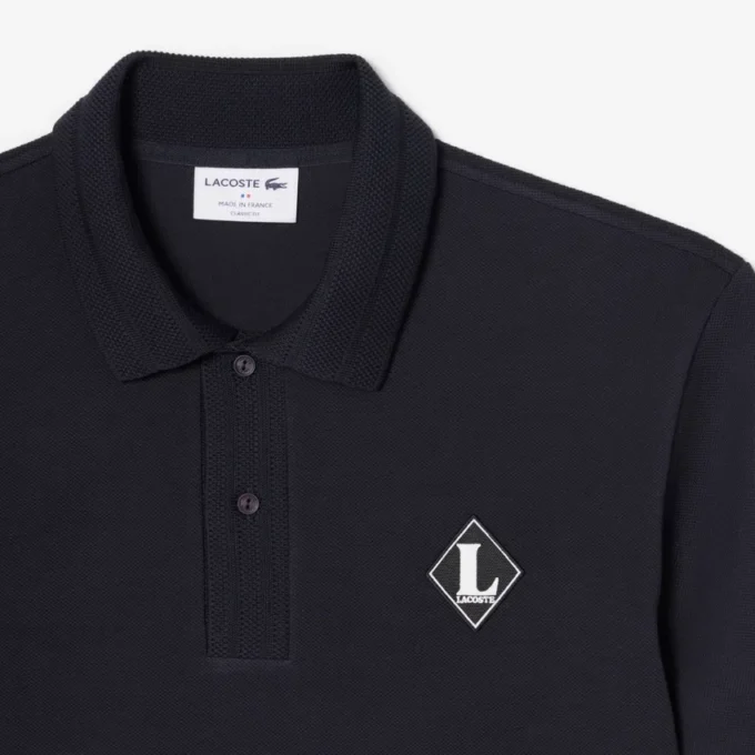 Fabricado en Francia. Polo clásico con insignia