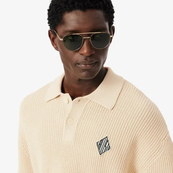 Jersey con cuello polo de canalé perlado y detalle de insignia