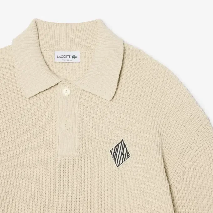Jersey con cuello polo de canalé perlado y detalle de insignia