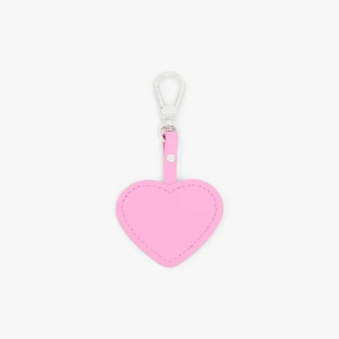 Llavero con charms en forma de corazón