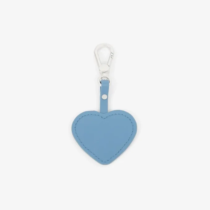 Llavero con charms en forma de corazón