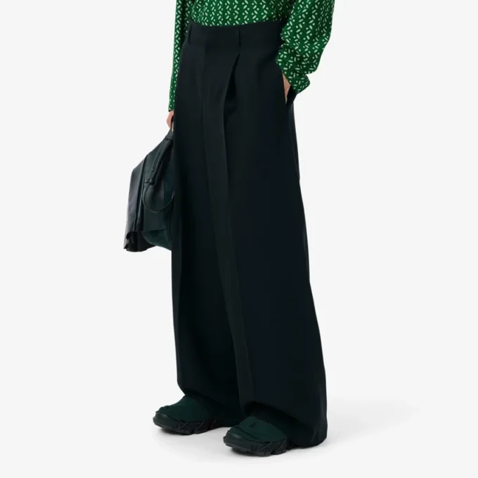 Pantalones de lana entallados de corte amplio de pasarela