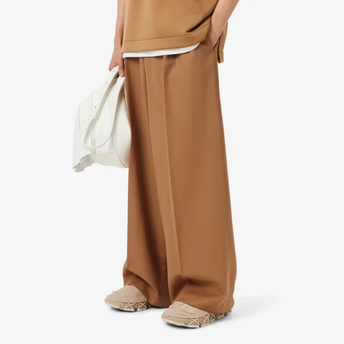 Pantalones de lana entallados de corte amplio de pasarela